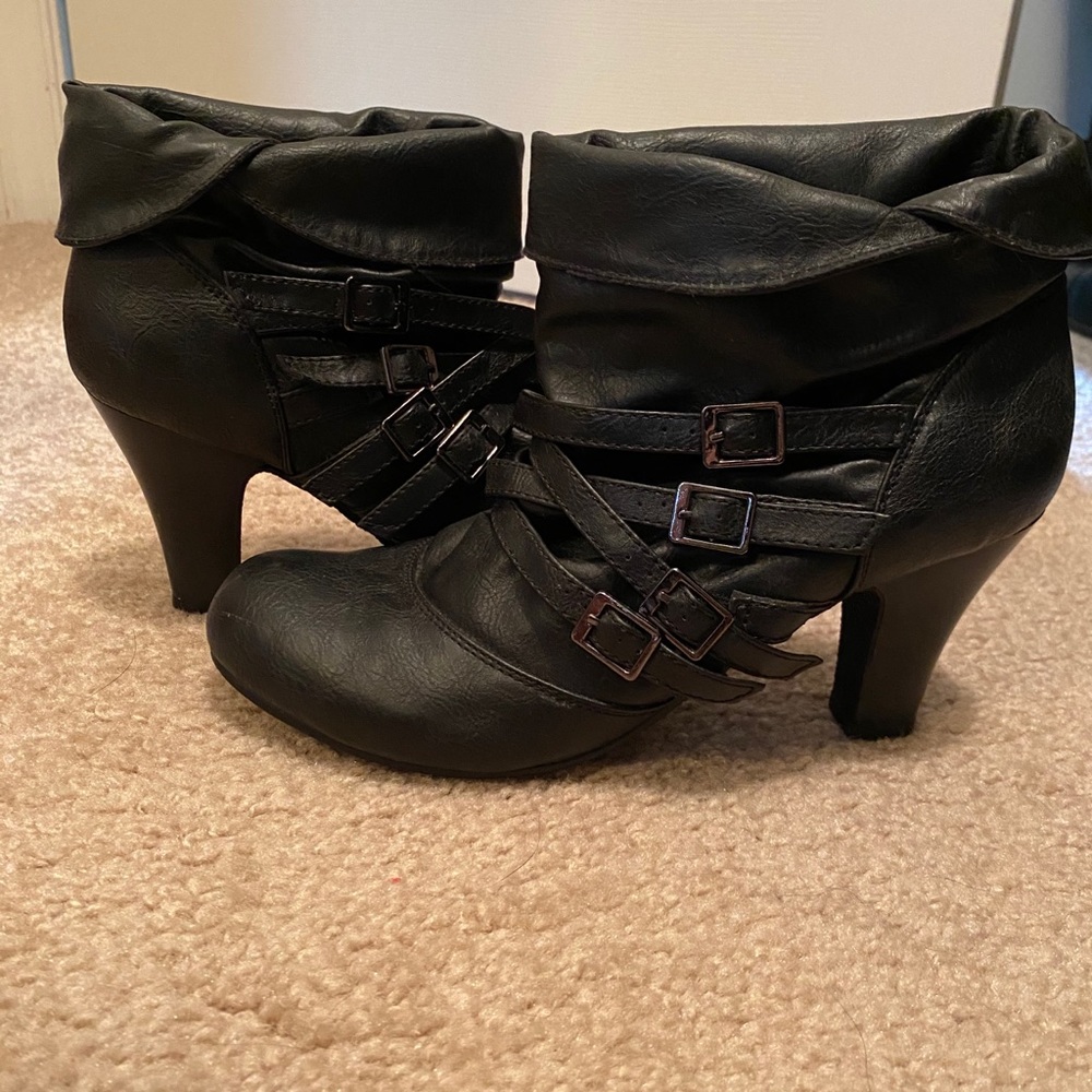 Womans size 7.5 vintage cute Black heel booties